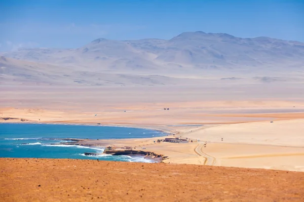 Paracas vista riserva nazionale, deserto, baia dell'oceano, tempo soleggiato . — Foto Stock