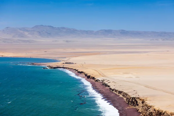 Paracas Ulusal Rezervi kıyı şeridi görüntüsü.