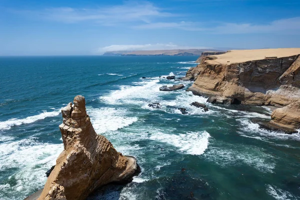 View of cathedral rock formation Paracas National Reserve, Peru. — Stock Photo, Image