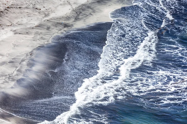 Ondas azuis na areia, espuma do mar, copiar pasta . — Fotografia de Stock