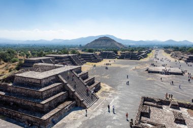 2019-11-25 Teotihuacan, Meksika. Ay piramidinden Güneş Piramidine bak.