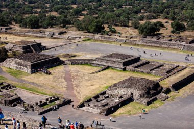 2019-11-25 Teotihuacan, Meksika. Güneşin peramides eteğindeki binalar.