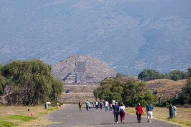 2019-11-25 Teotihuacan, Meksika. Ay piramidi manzaralı, turistler yürüyor.