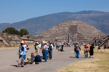 2019-11-25 Teotihuacan, Meksika. Ay piramidinin görünümü, dağın arka planına göre, turistler zirveye tırmanıyor..