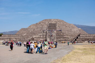2019-11-25 Teotihuacan, Meksika. Ay piramidi manzarası, bir sürü turist..
