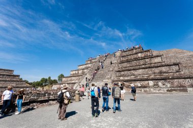 2019-11-25 Teotihuacan, Meksika. Turistler ay piramidinin basamaklarını tırmanıyor..