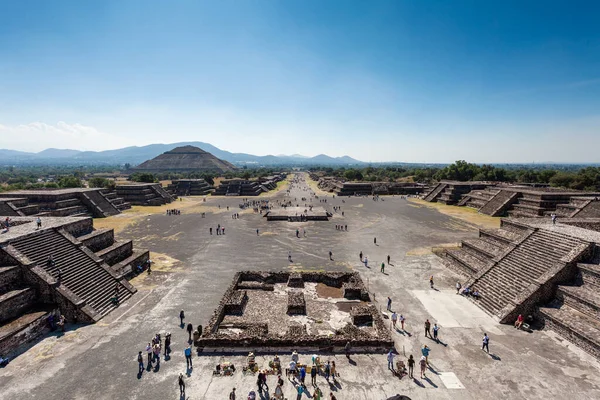 2019-11-25 Teotihuacan, Meksika. Ay piramidinden tüm komplekse bak.
