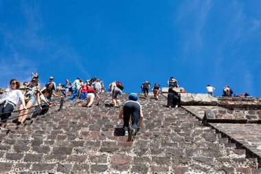 2019-11-25 Teotihuacan, Meksika. Turistler ay piramidinin basamaklarını tırmanır.