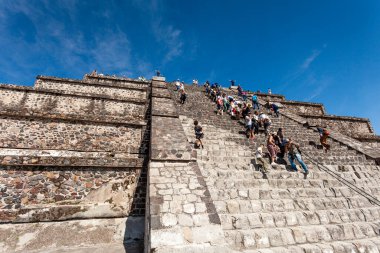 2019-11-25 Teotihuacan, Meksika. Turistler ay piramidinin basamaklarını tırmanırlar..