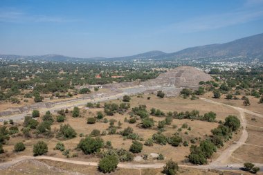 Ay piramidinin görünümü, tam boyut. Teotihuacan, Meksika. Doğrudan piramide giden yol.