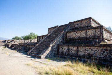 Ay, güneş ve Meksika piramitlerinin yakınındaki binaların bir kısmı..