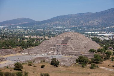 Ay Piramidi, Teotihuacan, Meksika. Birçok turist.