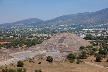 Ay piramidinin görünümü, tam boyut. Teotihuacan, Meksika