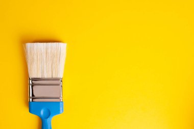 Sarı arkaplanda boya fırçası, kopyala yapıştır, sol yönelim.