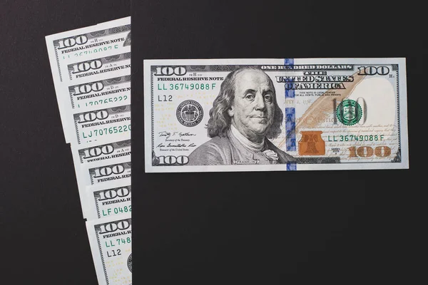 Dollars auf schwarzem Hintergrund, Nahaufnahme. — Stockfoto
