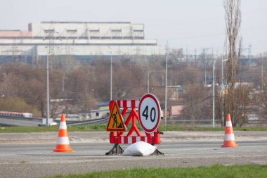Yol çalışması ve hız limiti 40, yol çalışması.