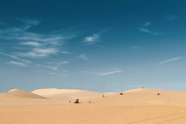 2015-01-03 Vietnam, mui ne. Birçok insan çölde yürüyor, bazıları ATV kullanıyor..