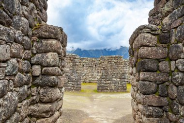 Antik şehir Machu Picchu 'nun duvarları arasında, Peru.
