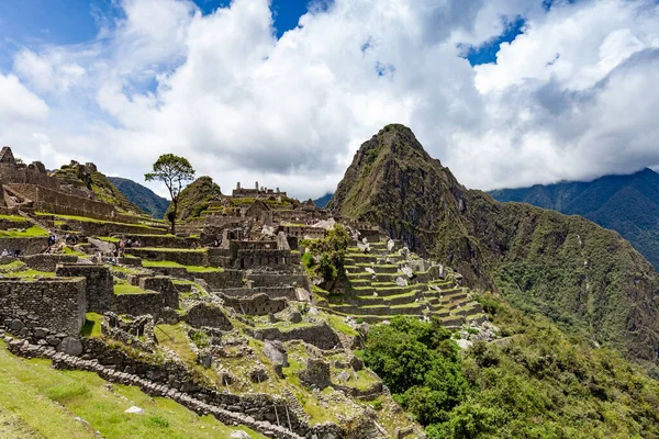 Vista de las ciudades y terrazas de Machu Picchu, Perú — Foto de Stock