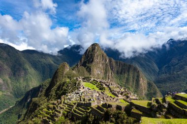 Machu Picchu 'nun İnka şehri manzarası. 2019-11-28 Peru.