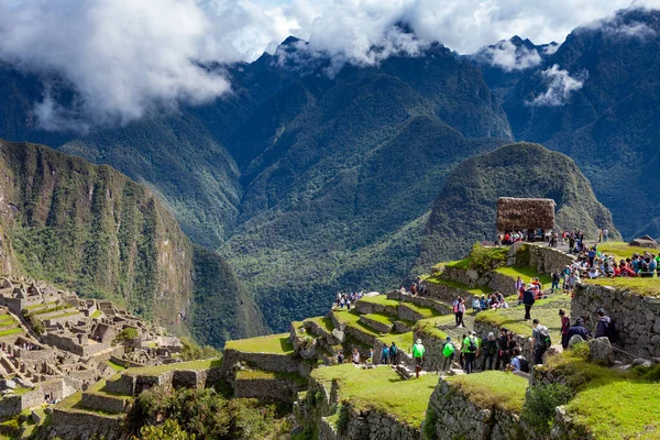 Many tourists walk along Machu Picchu. 2019-11-28 Peru. — Stock Photo, Image