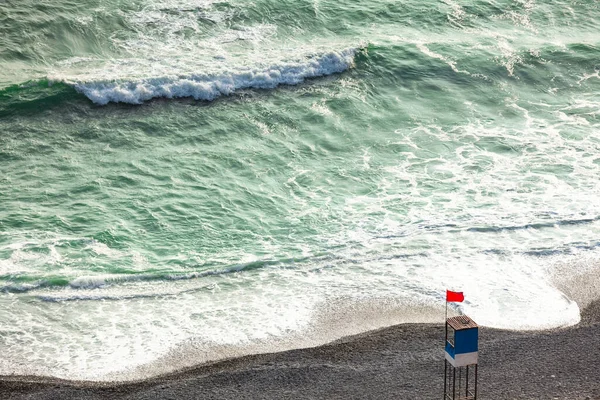 Praia vazia com uma torre de observação abandonada . — Fotografia de Stock