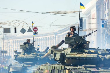 2. Dünya Savaşı 'na karşı kazanıldığı gün, tankın üzerindeki ordu geçit töreninde. 9 Mayıs 2019, Kiev, Ukrayna.