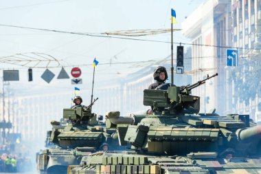 Zafer Günü geçit töreninde tankın üzerindeki ordu. 9 Mayıs, Kiev, Ukrayna 2019.