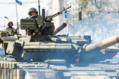 2. Dünya Savaşı 'na karşı zafer gününde geçit töreninde tanklar duman içinde. Yakın plan. 9 Mayıs 2019, Kiev, Ukrayna.