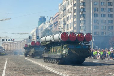 Dünya Savaşı askeri geçit töreni, füze nakliye aracı, 9 Mayıs 2019, Kiev, Ukrayna.