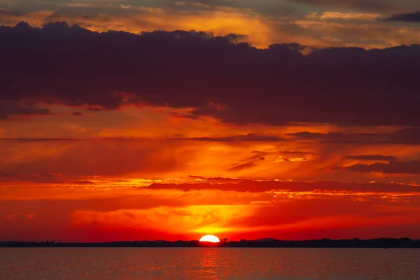 Majestic red-orange sunset over the sea. — Stock Photo, Image