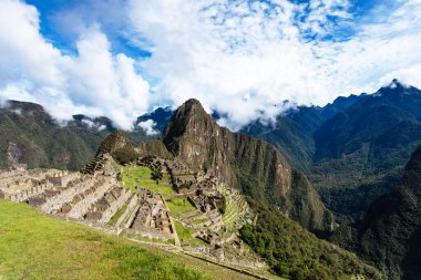 Machu Picchu, Peru, UNESCO Dünya Mirası Sitesi 'nin klasik görünümü, geniş açı.