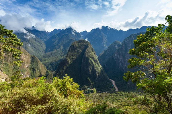 Pohled na údolí řeky Urubamby poblíž Machu Picchu, Peru. — Stock fotografie