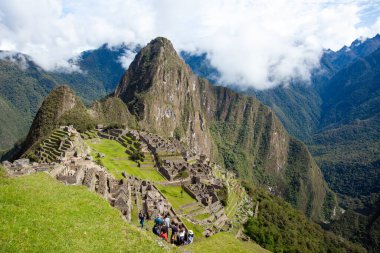 Peru 'nun antik Machu Picchu şehrinin manzarası. Bir sürü turist. 2019-11-28 Peru, Cusco.