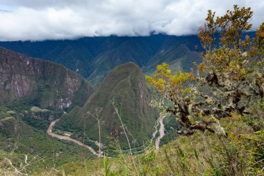 Peru 'daki Urubamba Nehri Vadisi manzarası.
