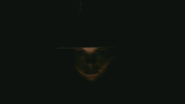 Bruxa na escuridão — Vídeo de Stock