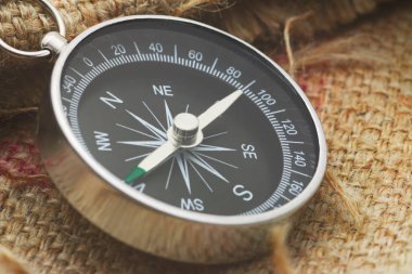 gunnysack üzerinde pusula