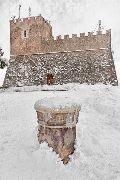 Kastil dan air mancur dengan salju — Stok Foto