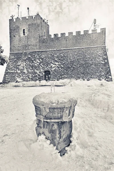 Kastil dan air mancur bersalju — Stok Foto