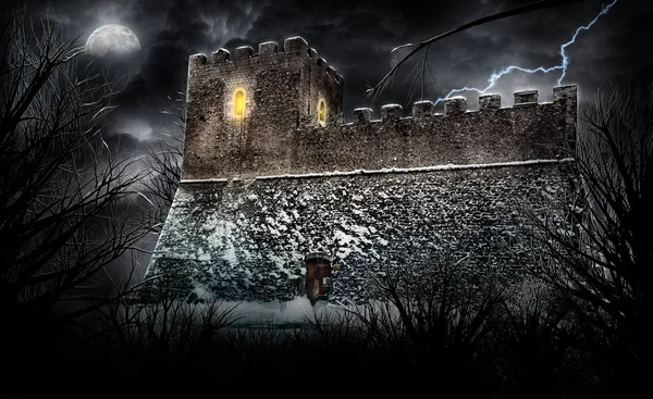 Страшный замок — стоковое фото