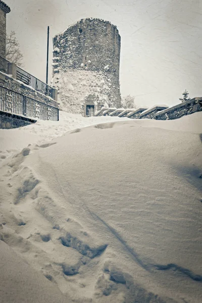 Menara abad pertengahan dengan salju — Stok Foto