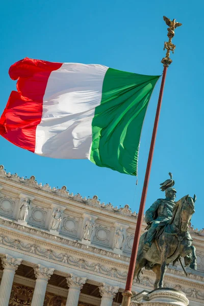 Italienska flaggan och staty av Garibaldi — Stockfoto