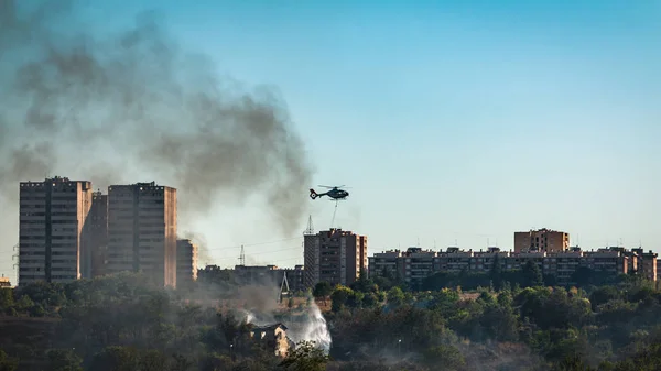 Helikopter i brand Stock-billede