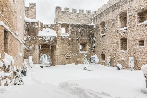 カンポバッソの雪に覆われた要塞 — ストック写真