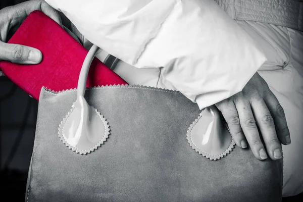 Kırmızı cüzdan çalmak 