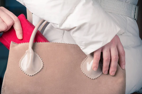 Kırmızı cüzdan çalmak