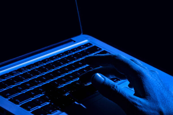 рука на компьютере
 