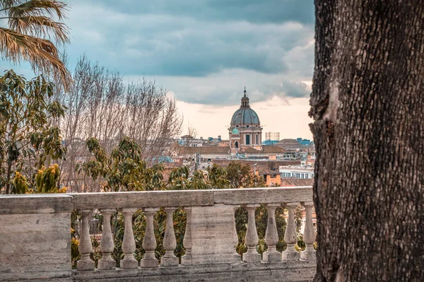 Pemandangan pasangan dari teras di Roma — Stok Foto