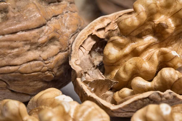 Ceviz çekirdek ile açın 