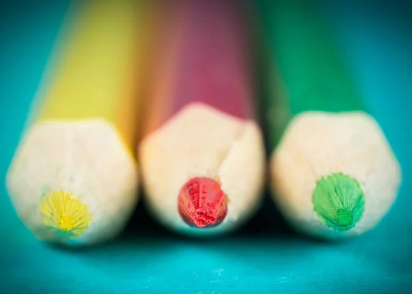तीन रंगीन पेंसिल के टिप्स स्टॉक इमेज